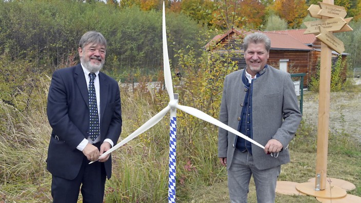 Erneuerbare Energien: Das Windkraftprojekt im Forstenrieder Park ist von den Gemeinden Pullach und Neuried initiiert worden. Das Foto zeigt Pullachs Zweiten Bürgermeister Andreas Most und Neurieds Bürgermeister Harald Zipfel (von links).