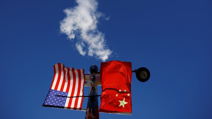 Flaggen der USA und China in Boston