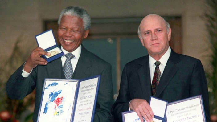 Südafrika: Die gleiche Ehrung für zwei sehr verschiedene Politiker: Frederik Willem de Klerk (rechts) und Nelson Mandela 1993 bei der Verleihung des Friedensnobelpreises in Oslo.