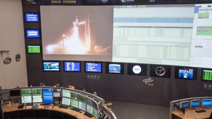 Cosmic Kiss: Endlich abgehoben: Der mehrmals verschobene Raketenstart in Cape Canaveral wird auf einen Bildschirm im DLR Oberpfaffenhofen übertragen.