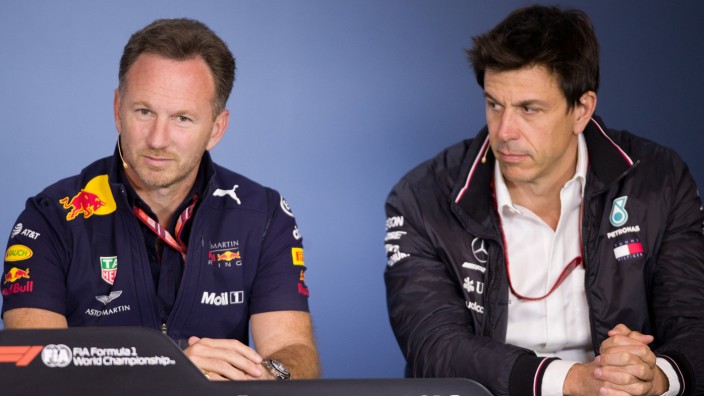 Rivalität zwischen Red Bull und Mercedes: Sind keine Freunde und werden es wohl auch nicht mehr werden: Red-Bull-Teamchef Christian Horner (links) und Toto Wolff, Motorsportchef bei Mercedes, hier bei einer gemeinsamen Pressekonferenz 2018.
