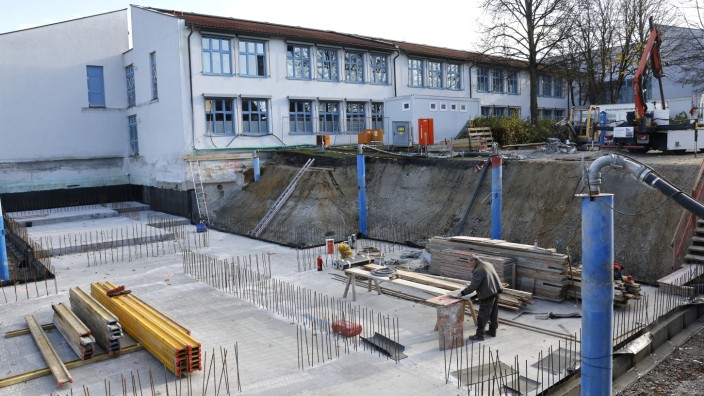 Antrag der Grünen: Derzeit laufen die Bauarbeiten für den Anbau an die Grund- und Mittelschule am Freiherr-von-Hallberg-Platz.