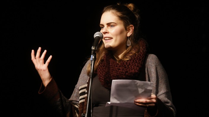 Poetry-Slam in Freising: Als aggressiv dekorierende Umzugsnomadin stellte sich Isabell Baacke dem Freisinger Publikum vor.