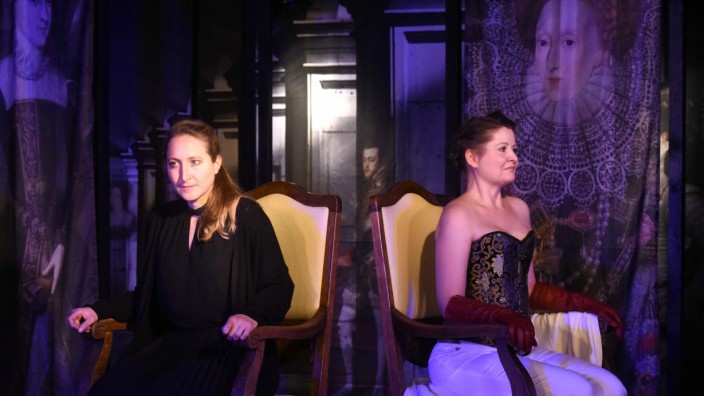 Theater in Bergkirchen: Zwei Frauen - sehr verschieden und doch verblüffend ähnlich: Maria Stuart (gespielt von Sarah Giebel, links) und Elisabeth (Janet Bens).