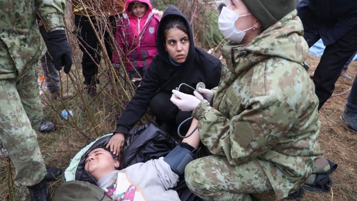 Migrantenkrise in Belarus: Eine Migrantin bekommt medizinische Hilfe an der belarussisch-polnischen Grenze.