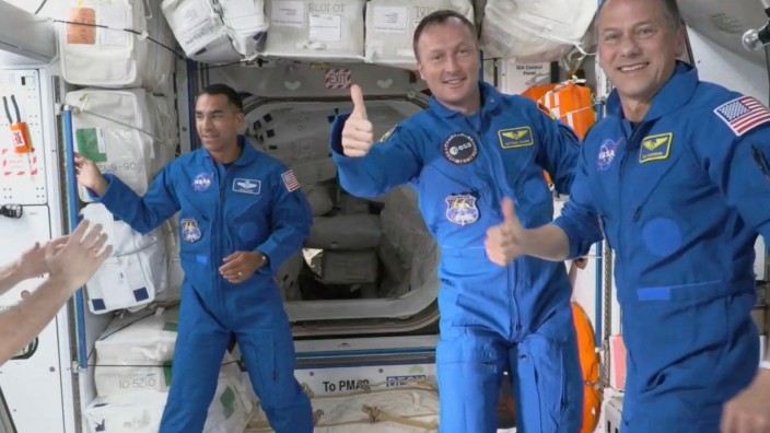 Raumfahrt: Daumen hoch von Matthias Maurer (mitte), der in der Nacht die Raumstation ISS erreicht hat.