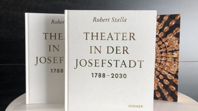 Favoriten der Woche: Theatergeschichte mit Goldprägung: Robert Stallas Doppelband über das Wiener Theater in der Josefstadt, erschienen bei Hirmer.