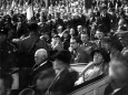 Adolf Hitler und Anhänger lauschen einer Rede von Alfred Hugenberg, München 1929