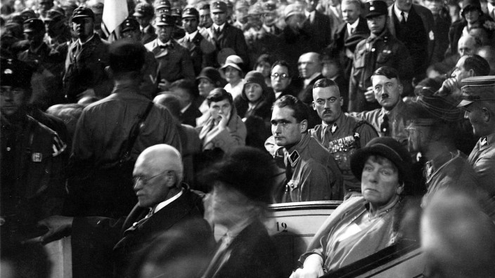 Adolf Hitler und Anhänger lauschen einer Rede von Alfred Hugenberg, München 1929