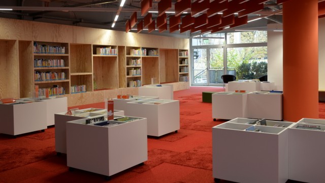 Bibliothek im Motorama: Auf dem roten Teppich im Kinderbereich sollen sich die jüngsten Besucher der Stadtbibliothek im Motorama wohlfühlen.