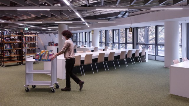 Bibliothek im Motorama: Im Lernbereich im Obergeschoss stehen auch Arbeitsplätze mit Gratis-Wlan zur Verfügung.
