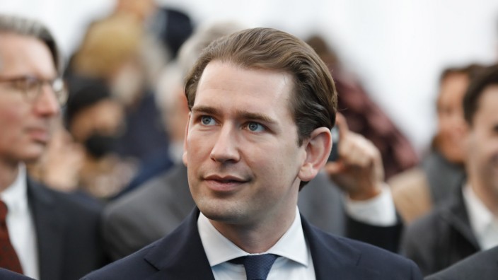 Österreich: Ein seltener Moment seit seinem Rücktritt Anfang Oktober: Sebastian Kurz zeigt sich bei einem öffentlichen Termin, hier in Wien bei der Eröffnung eines neuen Denkmals für ermordete Juden am 9. November 2021.