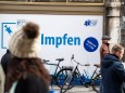 RKI meldet neuen Rekord an Ansteckungen: Impressionen aus München Lange Schlange für eine Impfung ohne Anmeldung im Rat