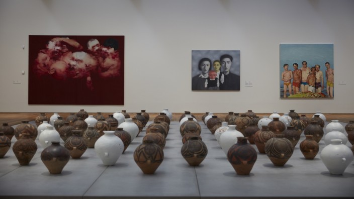 Kunstfreiheit: Uli Siggs Kunstsammlung im Museum M+ in Hongkong: " From Revolution to Globalisation", vorne Ai Weiweis Installation "Whitewash".