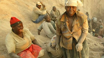 Kriminelle Strukturen: Diamantenschürfer in der Marange-Mine in Zimbabwe. Machthaber Robert Mugabe ließ den Stollen Ende 2008 gewaltsam räumen.