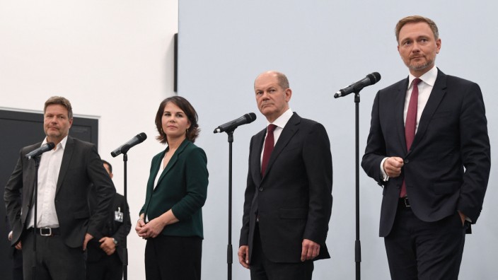 Koalitionsverhandlungen: Die Last der Verantwortung: Robert Habeck (links), Annalena Baerbock, Olaf Scholz und Christian Lindner wollen eine bessere Klimapolitik machen.