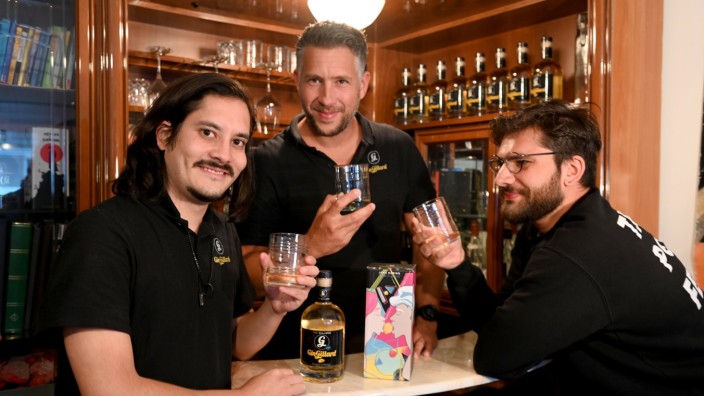 Wirtschaft: Dominik Nimar, Fabio del Tufo und Damian Breu (von links) verkaufen Gillard, einen Drink irgendwo zwischen Gin und Likör.