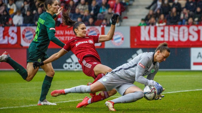 Frauen-Bundesliga: Entscheidender Rückhalt: Almuth Schult gab im April 2021 ihr Comeback für Wolfsburg in der Bundesliga. Im Spitzenspiel gegen den FC Bayern wehrte sie im November einen Torschuss nach dem anderen ab - Wolfsburg gewann 1:0.