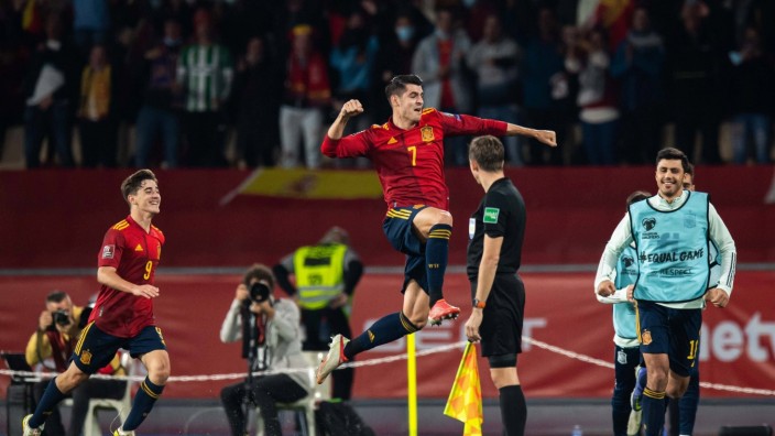 211114 Alvaro Morata of Spain celebrate with teammates after scoring the 1-0 goal during the FIFA World Cup, WM, Weltme