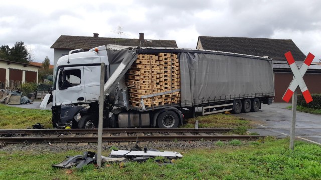 Verkehrssicherheit: Bei diesem Unfall in Nieder-Ofleiden in Hessen wurde der Lkw-Fahrer schwer verletzt.