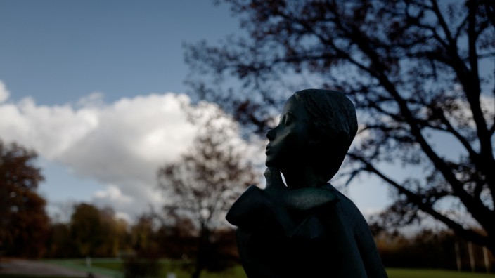 Heimkinder: Die Skulptur "Mädchen mit Taube" von Max Kratz in Feldafing: Im dortigen Heim des Paritätischen Wohlfahrtsverbands mussten Kinder laut einer Studie unter Gewalt leiden.