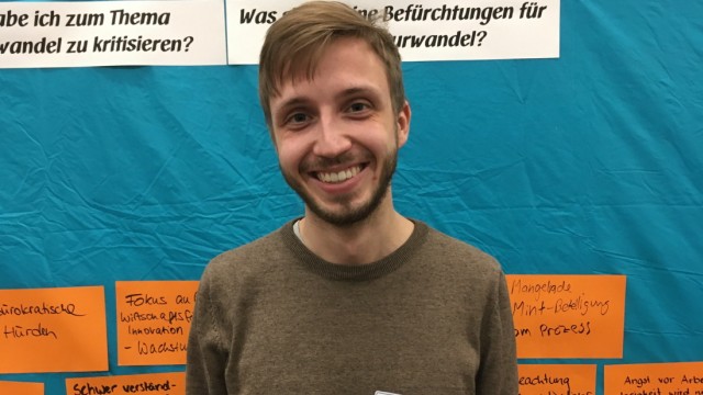 Jugend macht Energiepolitik: Lukas Müller studiert in Berlin, doch weil es um seine Heimat geht, ist er nach Halle gekommen, um über die Zukunft der Tagebaugebiete zu diskutieren.