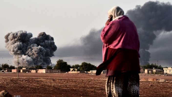 Anti-Terror-Krieg: Angriff der von den Vereinigten Staaten geführten Anti-IS Koalition, hier nahe dem syrischen Kobane. Bei der Stadt Baghuz sollen bei einem Bombenangriff 2019 bis zu 60 Zivilisten umgekommen sein.