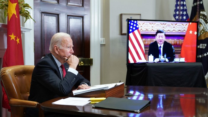 Das Politische Buch: Meeting mit Abstand: Joe Biden und Xi Jinping während einer Besprechung im November 2021.
