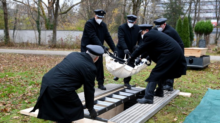 Beisetzung nach muslimischem Ritus: Sarglose Bestattung: Die Mitarbeiter der Friedhofsverwaltung proben die Beisetzung nach muslimischem Ritus mit einer Puppe.
