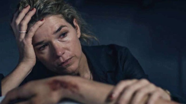 "Mein Sohn" im Kino: Der Kummer einer Mutter: Anke Engelke als Marlene am Krankenbett ihres Sohnes.