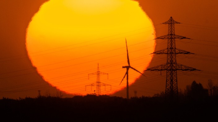 Energiekrise: Windrad und Strommasten bei Hannover: Die EU-Kommission kämpft gegen hohe Elektrizitätspreise.
