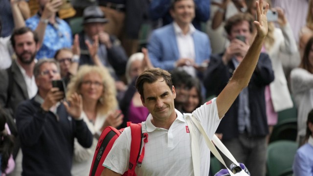 Tennis: War das sein letzter Gruß in Wimbledon? Im Juli erreichte Roger Federer im All England Club das Viertelfinale und scheiterte dann klar am Polen Hubert Hurkacz.