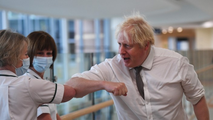 Großbritannien: Johnson begrüßt Krankenschwestern in Northumberland - ohne Maske.