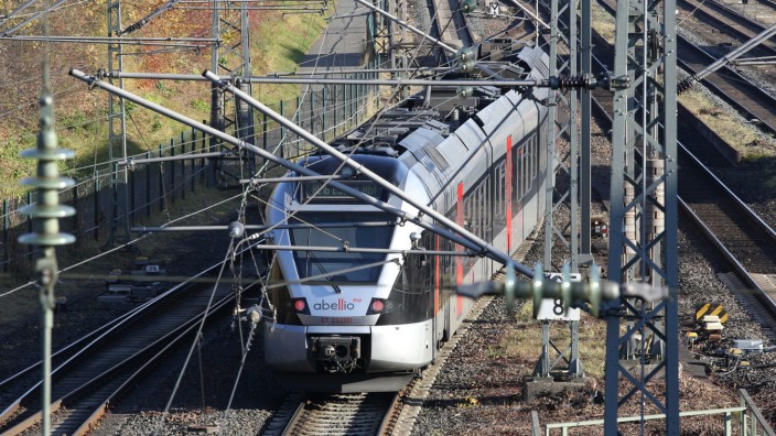 Nahverkehr: Ein Zug von Abellio fährt im Herbst 2021 durch Nordrhein-Westfalen: Der Zugbetreiber ging pleite - doch wer trägt Schuld daran?