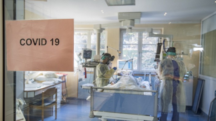 Krankenhaus in Herrsching: Das Bett eines Covid-19-Patienten auf der Intensivstation der Herrschinger Schindlbeck-Klinik.