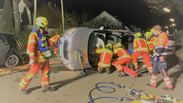 Feuerwehr Gröbenzell - Verkehrsunfall in der Alpenstraße â€" Frau aus Fahrzeug befreit