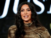 Leute: Kim Kardashian hilft afghanischen Fußballerinnen