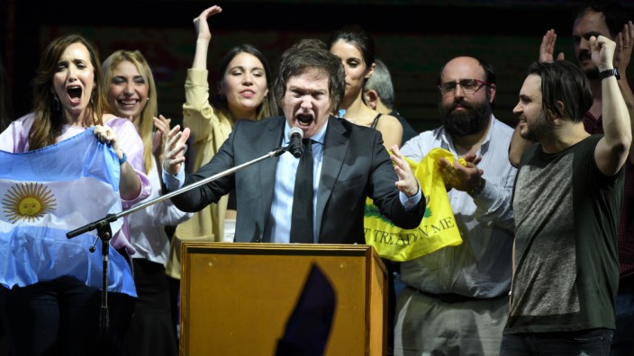 Javier Milei feiert mit seinen Anhängern das Ergebnis seiner Partei bei den Wahlen im November 2021.   Bei immer mehr Argentiniern verfängt seine radikale Rhetorik.