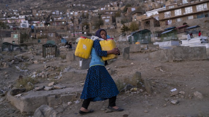 Afghanistan: Die Sorge über eine bevorstehende Hungersnot im Winter ist groß: Ein Mädchen mit Wasserkanistern vor einigen Tagen in Kabul.