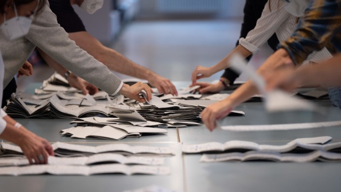 Pannenwahl in Berlin: Wahlhelfer und -helferinnen zählen in einem Berliner Wahllokal Stimmzettel für die Bundestagswahl.