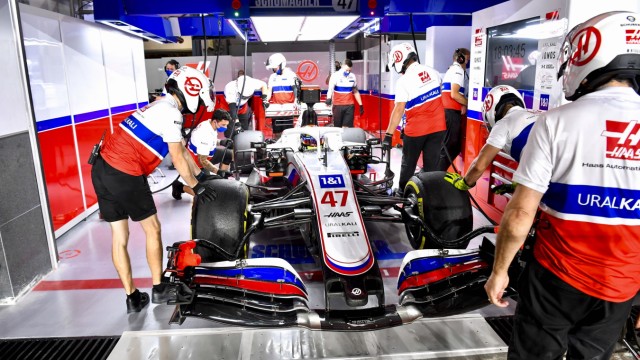 Formula 1 2021: Qatar GP LOSAIL INTERNATIONAL CIRCUIT, QATAR - NOVEMBER 19: Mechanics in the garage with Mick Schumache