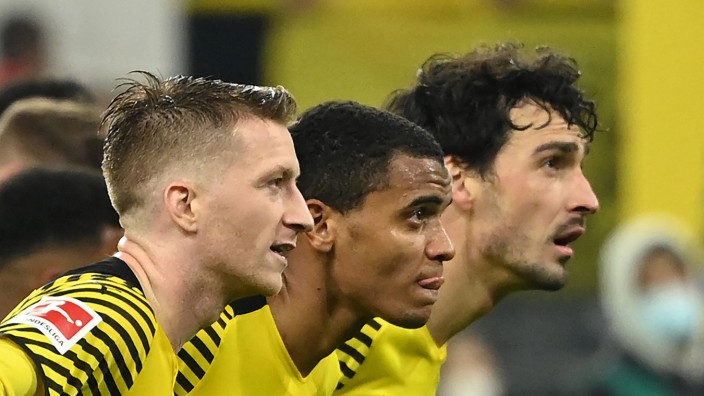 Borussia Dortmund: Anspannung vor dem Jubel mit den Fans: Die Dortmunder Marco Reus, Manuel Akanji und Mats Hummels (v. li.) mussten gegen Stuttgart zittern.