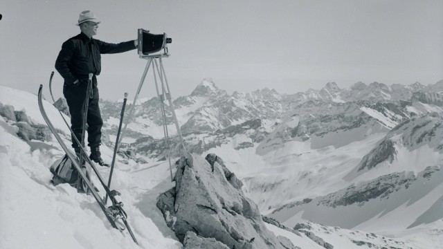 Bayerische Fotopioniere: Eugen Heimhuber 1927 auf dem gut 2200 Meter hohen Nebelhorn. Mit Balgenkamera und Stativ sowie mit Glasplatten im Rucksack. Mehr als 18000 Aufnahmen hat er so zusammen mit seinem Bruder gemacht.