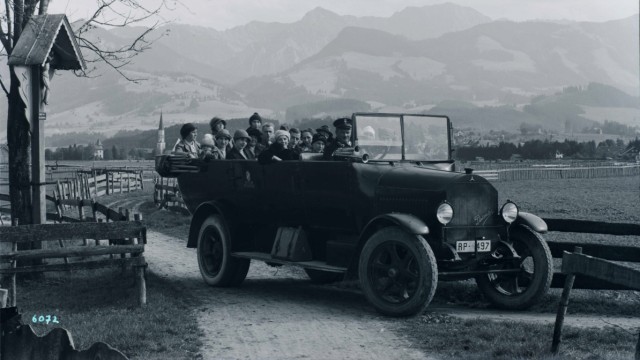 Bayerische Fotopioniere: Der Postmotorwagen aus Sonthofen, der 1926 mit einer vornehmen Gesellschaft unterwegs ist. Der Luftkurort am Eingang zu den Bergen war damals schon sehr beliebt.