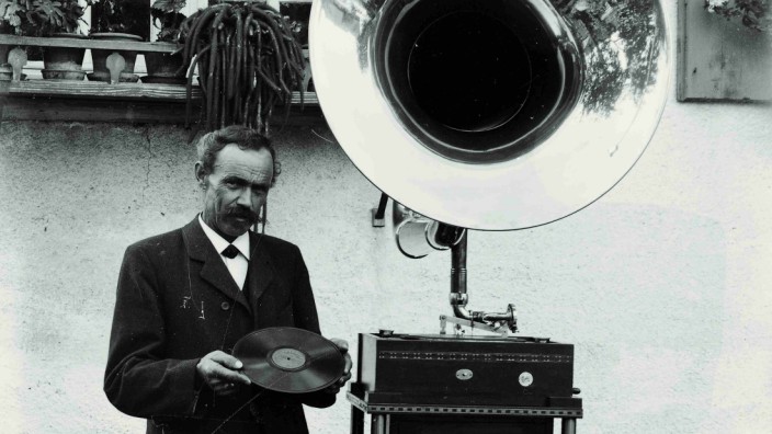 Bayerische Fotopioniere: Um das Jahr 1910 fotografierte Auguste Städele einen Nachbarn, der stolz sein neues Grammophon und eine Schallplatte herzeigt.
