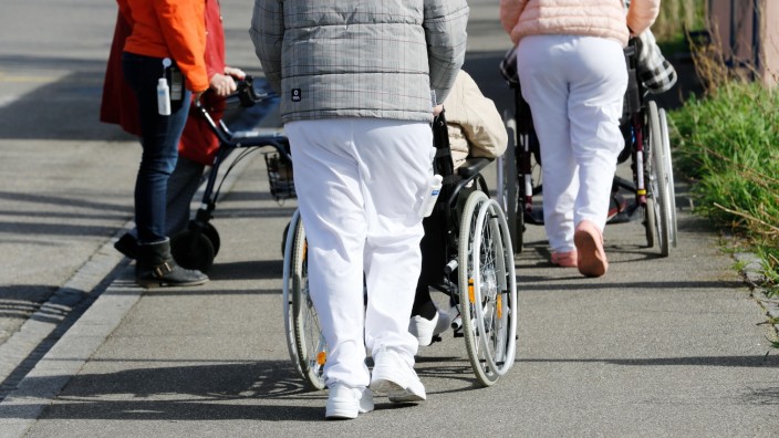 11.03.2020 Basel , SCHWEIZ , Pflegerinnen auf einem Spaziergang mit betagten Seniorinen im Rollstuhl *** 11 03 2020 Base