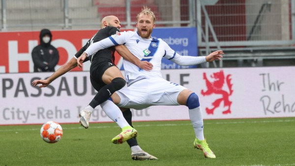 2.BL; FC Ingolstadt 04 - Karlsruher SC; Zweikampf Kampf um den Ball Nico Antonitsch (5, FCI) Hofmann Philipp (33 KSC) 2
