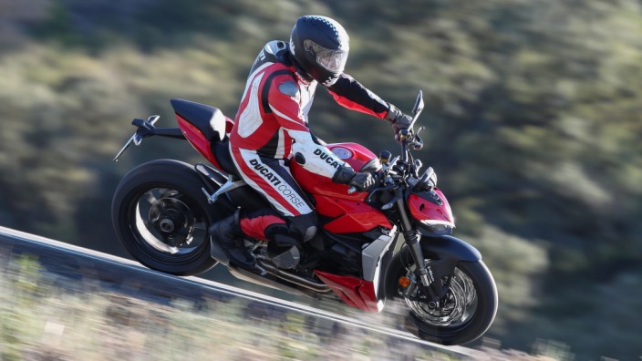 Im Test: Ducati Streetfighter V2: Durch die aufrechte Sitzposition auf der Ducati Streetfighter V2 bekommt der Fahrtwind recht viel Angriffsfläche.