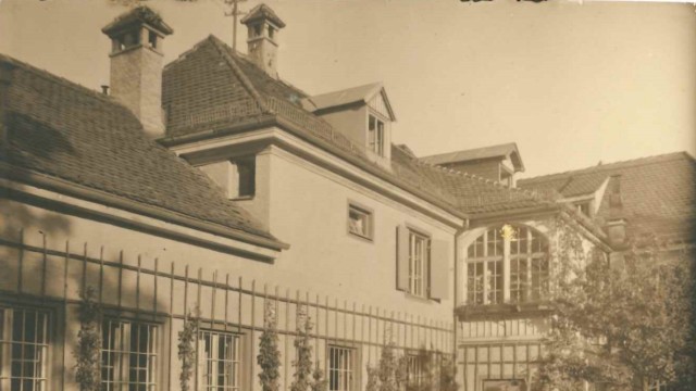 Architekturgeschichte: Oskar Pixis wollte leben, wo er auch baute. Die Aufnahme zeigt den Bürotrakt seines Wohnhauses neben dem Laimer Schlössl mit den Zeichensälen um 1928.