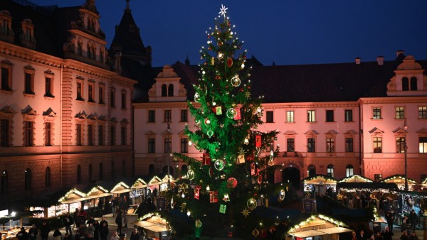 Weihnachtsmarkt im Hof von Schloss Thurn und Taxis